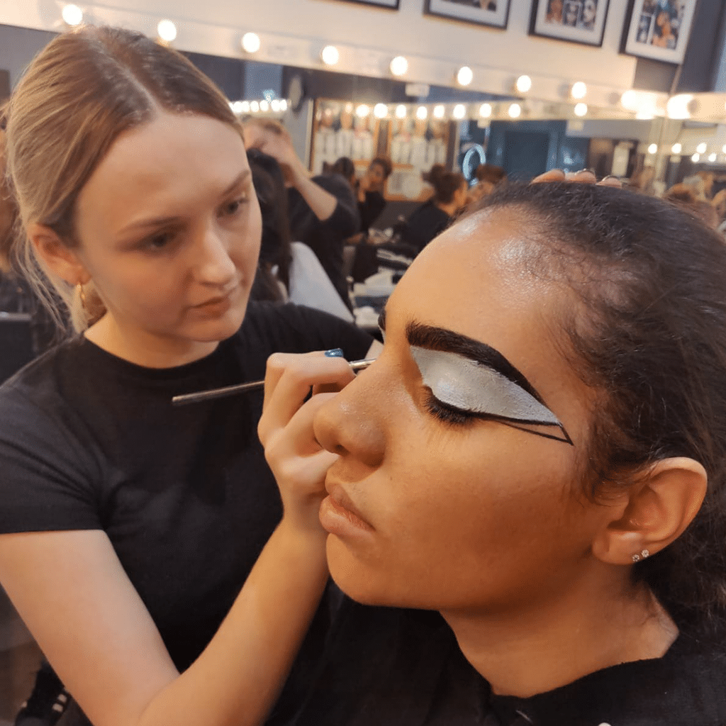 Make Up 5df1160c2ad33